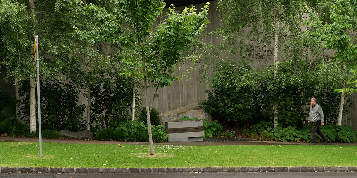 Chris walks the streets of Toorak looking for really great gardens