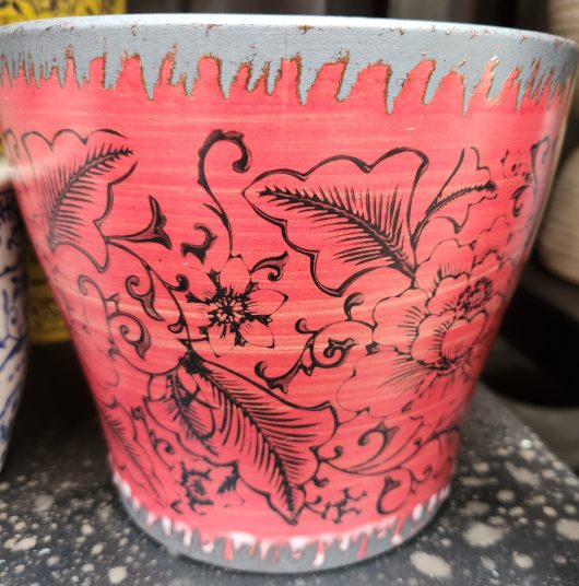 A Tang Mini with Plug Rustica Red 19x16cm flower pot with a black design on it.